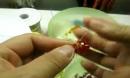 水晶婚戒指环：小梅最爱手工DIY水晶串珠红花戒指饰品教程