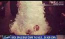 女 婚纱裙：女子将满月婴儿绑婚纱裙摆参加婚礼