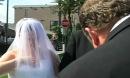 新娘结婚礼发饰：婚礼进行时新娘从文胸中拿出手机发短信